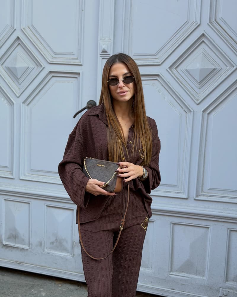 Deep Brown: košulja i pantalone, zlatna dugmad i izvezen znak na nogavici