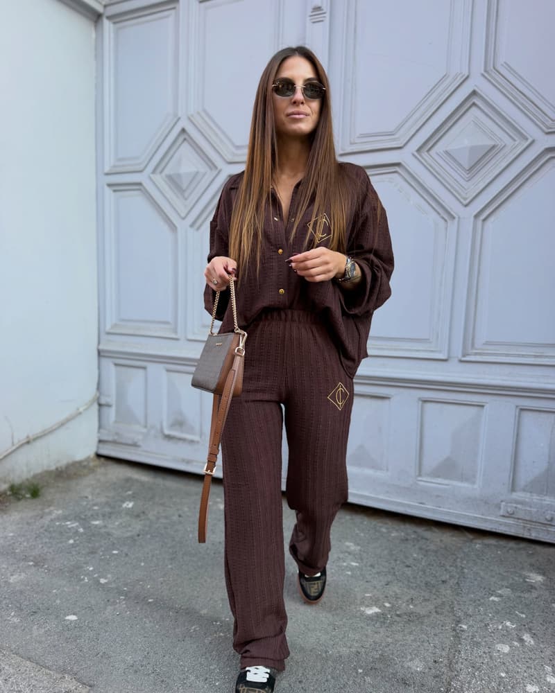 Deep Brown: cela figura u koraku