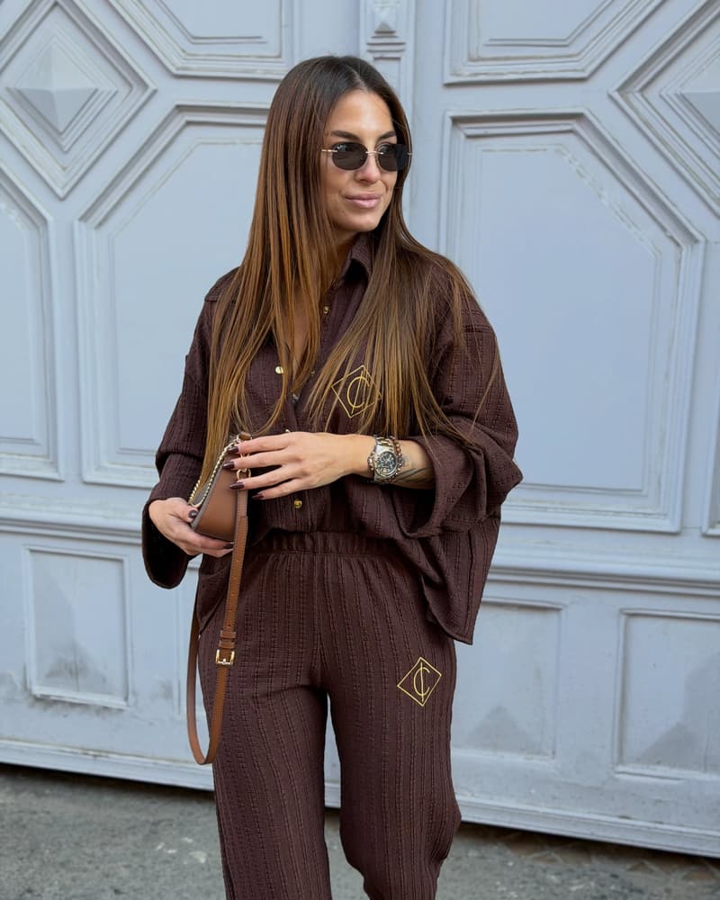 Deep Brown: košulja preko pantalona, zlatni znak na nogavici