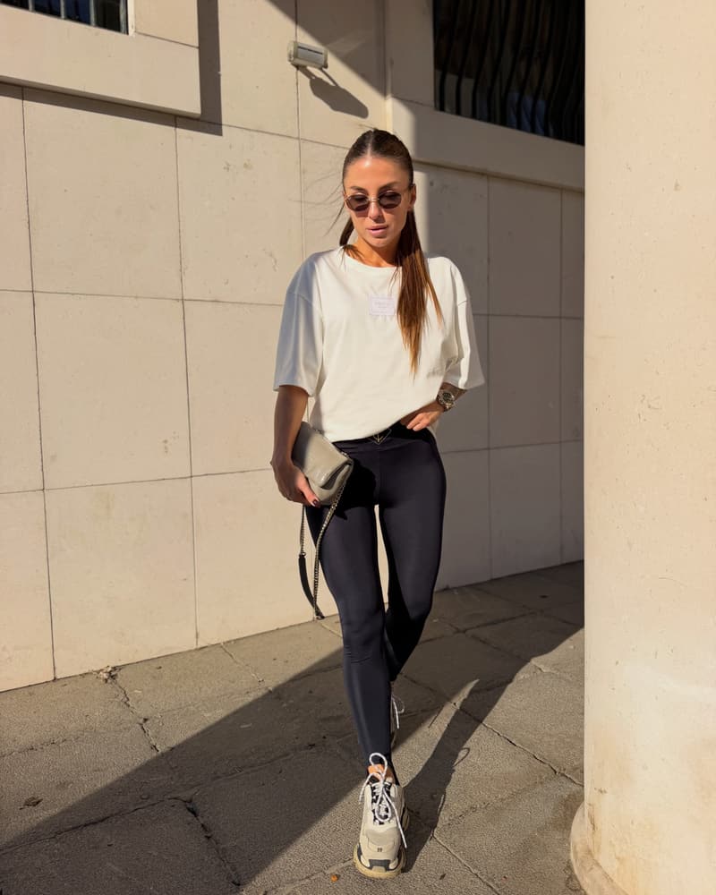 The New Everyday Uniform: oversize majica i teget helanke, u koraku
