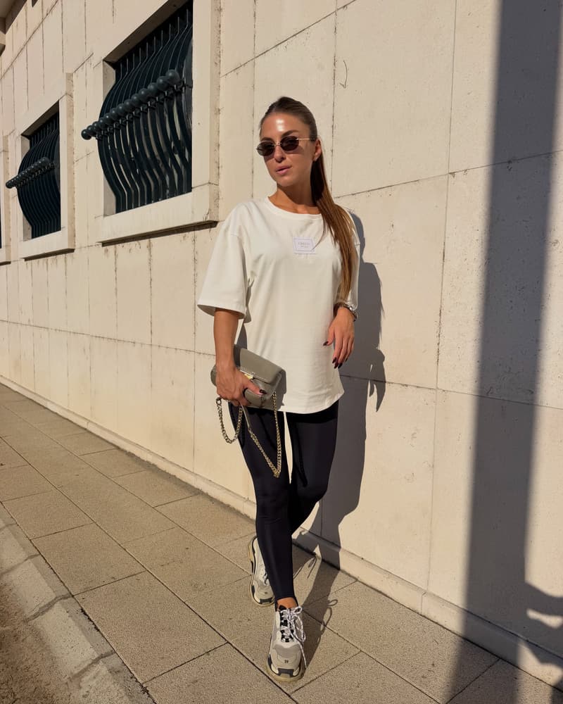 The New Everyday Uniform: oversize majica sa torbicom i teget helanke